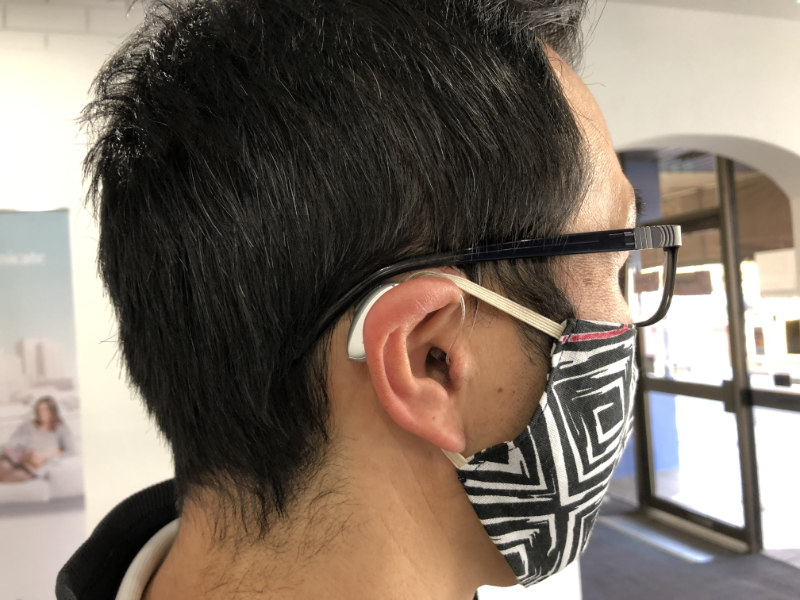 Wearing mask with hearing aid